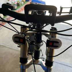 Feu Avant Ou Arrière + Indicateur de direction / Clignotant de vélo Sans Fil / Rechargeable USB